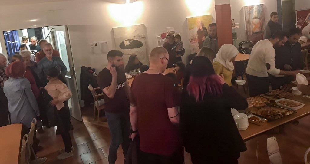 Unik syrisk matkultur under Ramadan i 2019 2 folk äter mat