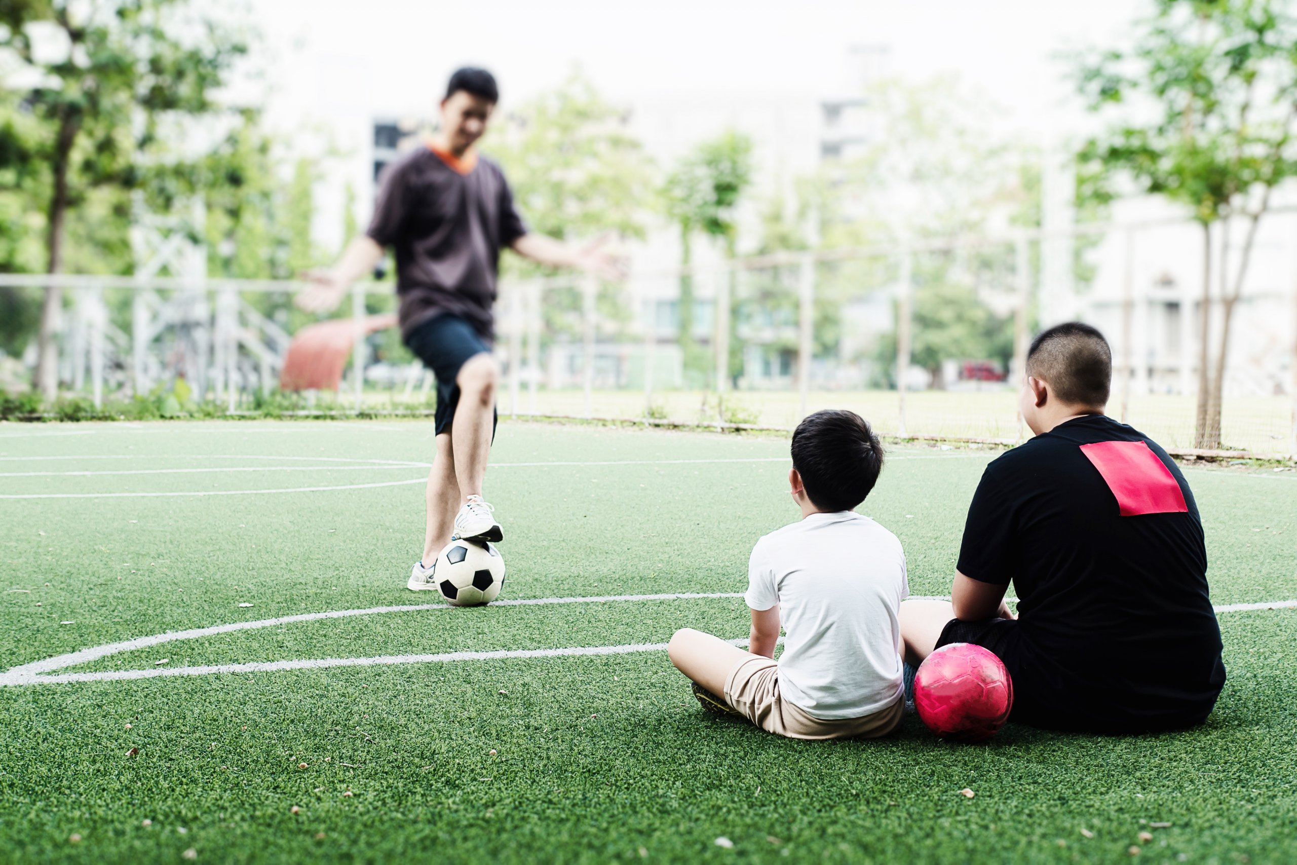 Fotboll 1 Barn leker med fotboll