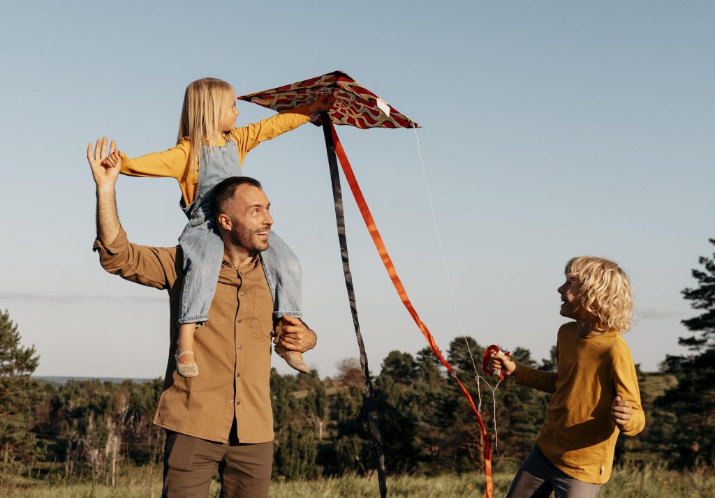 Hitta aktiviter i Västervik 3 full shot family playing with kite 1