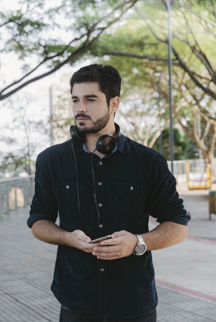 Om framsteg förening 1 man with headphones looking away 1